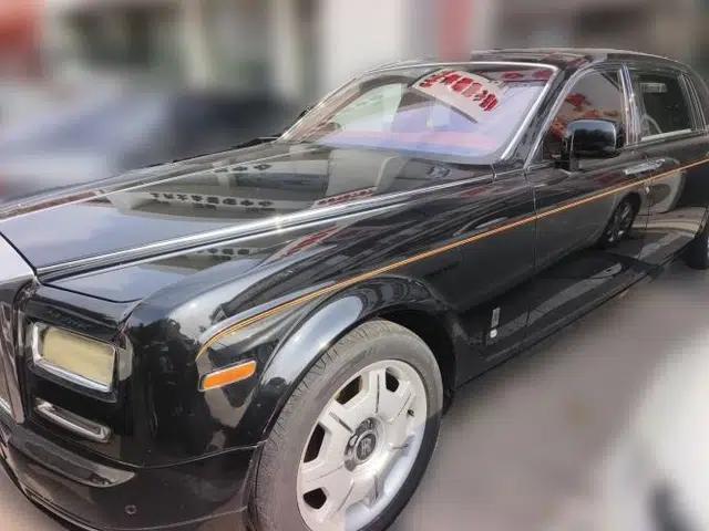 Rolls-Royce Phantom The Rolls‑Royce Phantom has a 6.7-liter engine and measures 5,990 mm long, 1,990 mm wide, and 1,632 mm high.