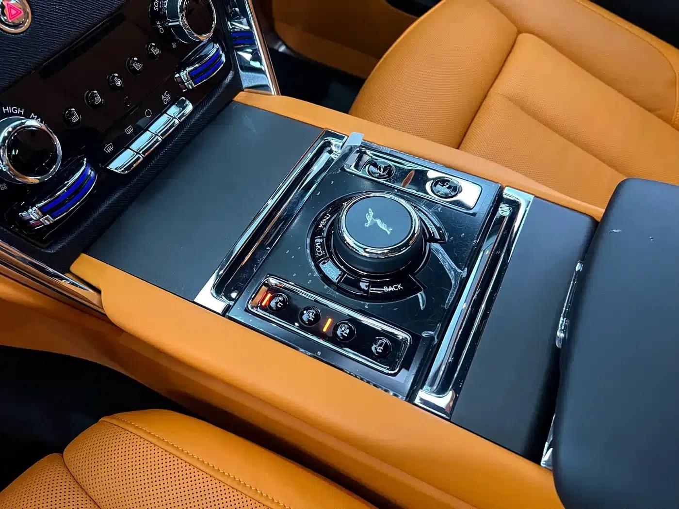 2022 Cullinan, four-seater version — миниатюра 11
