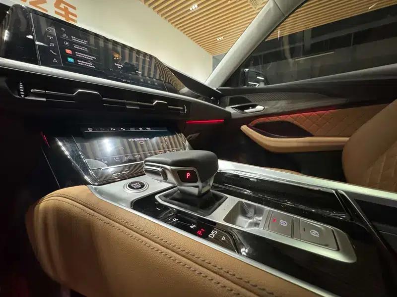 Audi Q6 2024 45TFSI quattro Qiyun Edition Yulin Package 6-seater — миниатюра 17