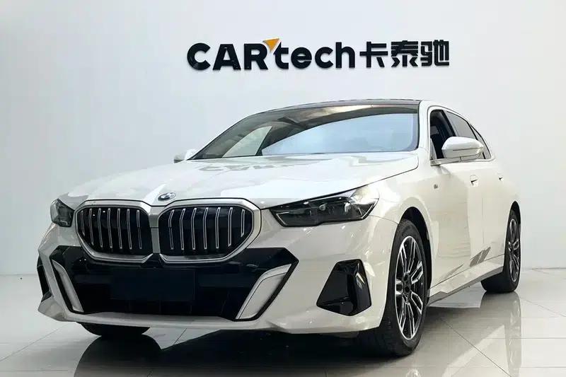 2024 BMW 5 Series 525Li M Sport Package — миниатюра 1