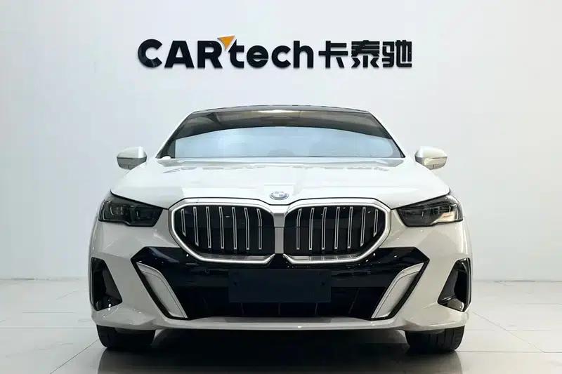 2024 BMW 5 Series 525Li M Sport Package — миниатюра 2