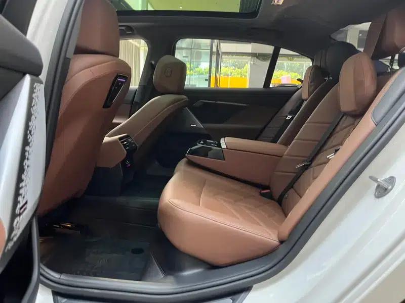2024 BMW 5 Series 525Li M Sport Package — миниатюра 14