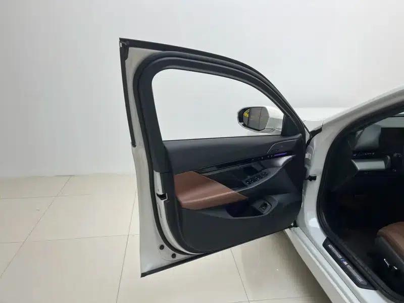 2024 BMW 5 Series 525Li M Sport Package — миниатюра 15