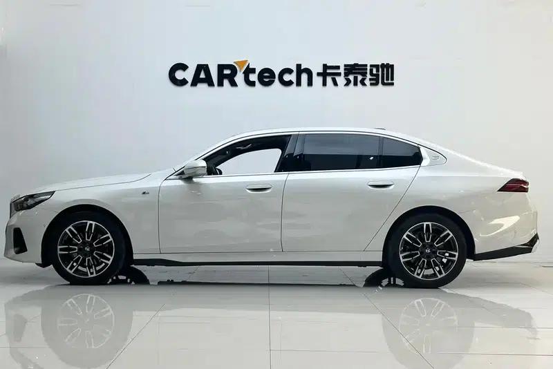 2024 BMW 5 Series 525Li M Sport Package — миниатюра 3