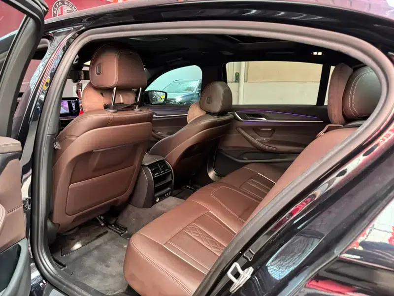2021 BMW 5 Series 530Li Luxury M Sport Package — миниатюра 10