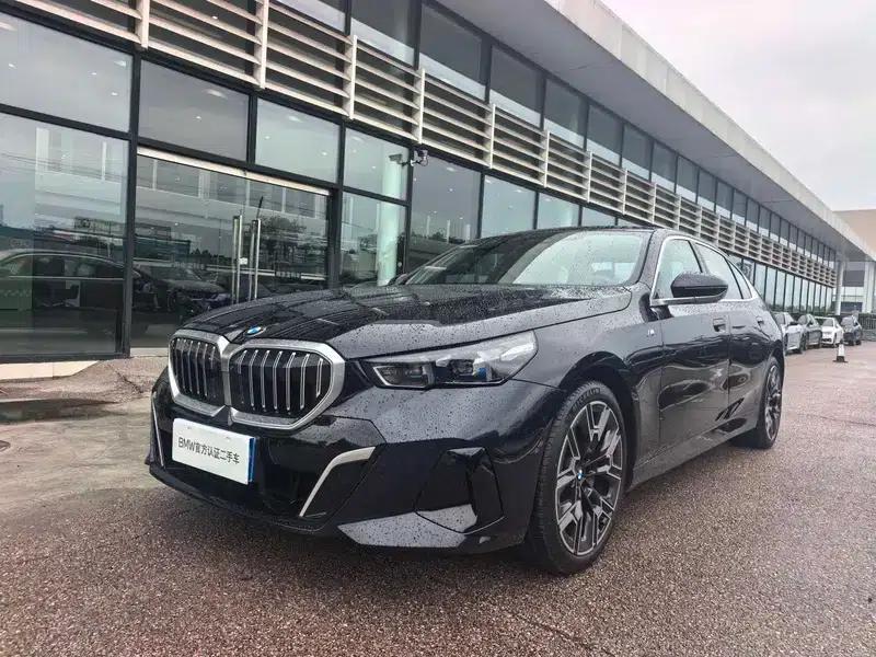 2025 BMW 5 Series 530Li Luxury M Sport Package — миниатюра 1