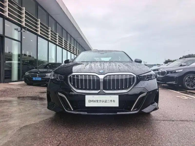 2025 BMW 5 Series 530Li Luxury M Sport Package — миниатюра 2
