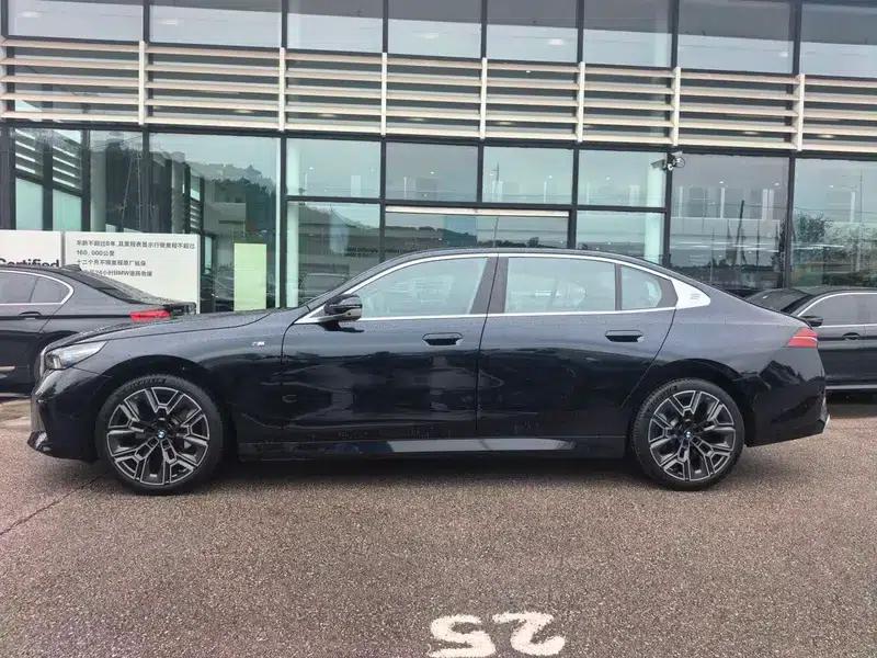 2025 BMW 5 Series 530Li Luxury M Sport Package — миниатюра 3