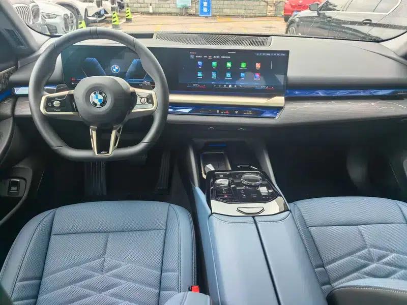 2025 BMW 5 Series 530Li Luxury M Sport Package — миниатюра 6
