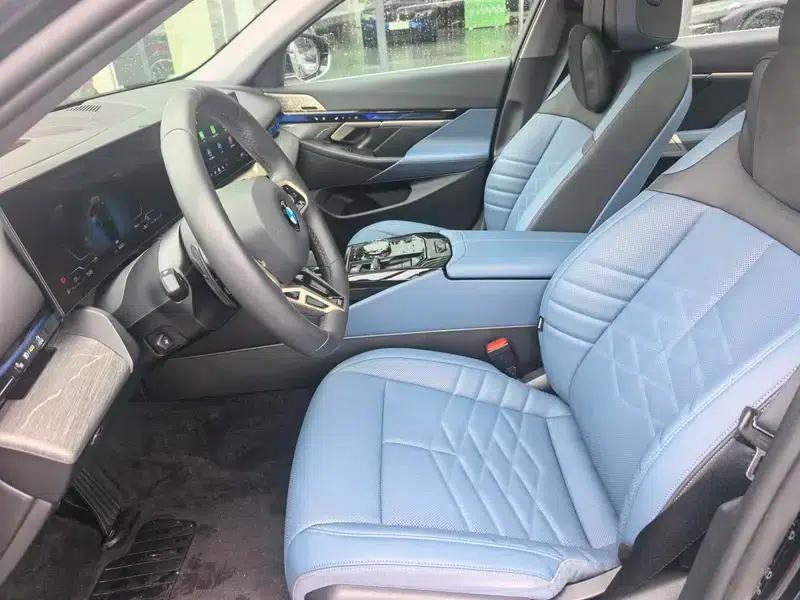 2025 BMW 5 Series 530Li Luxury M Sport Package — миниатюра 8