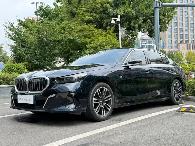 2024 BMW 5 Series 530Li Leading Edition M Sport Package — миниатюра 1