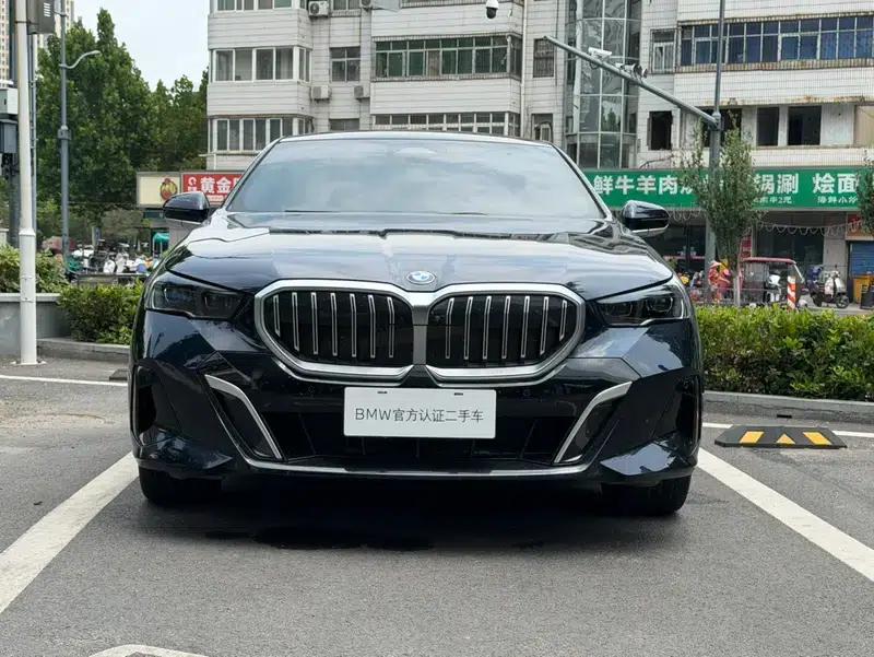 2024 BMW 5 Series 530Li Leading Edition M Sport Package — миниатюра 2