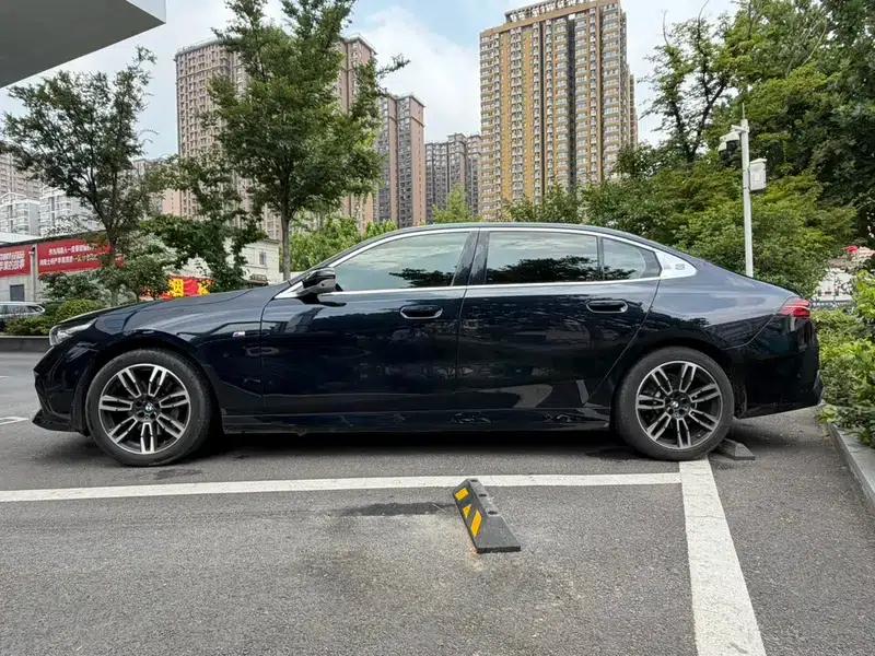 2024 BMW 5 Series 530Li Leading Edition M Sport Package — миниатюра 4