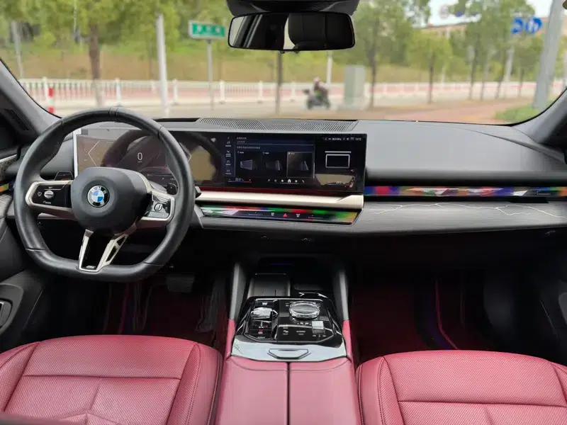 2025 BMW 5 Series 530Li Luxury M Sport Package — миниатюра 11