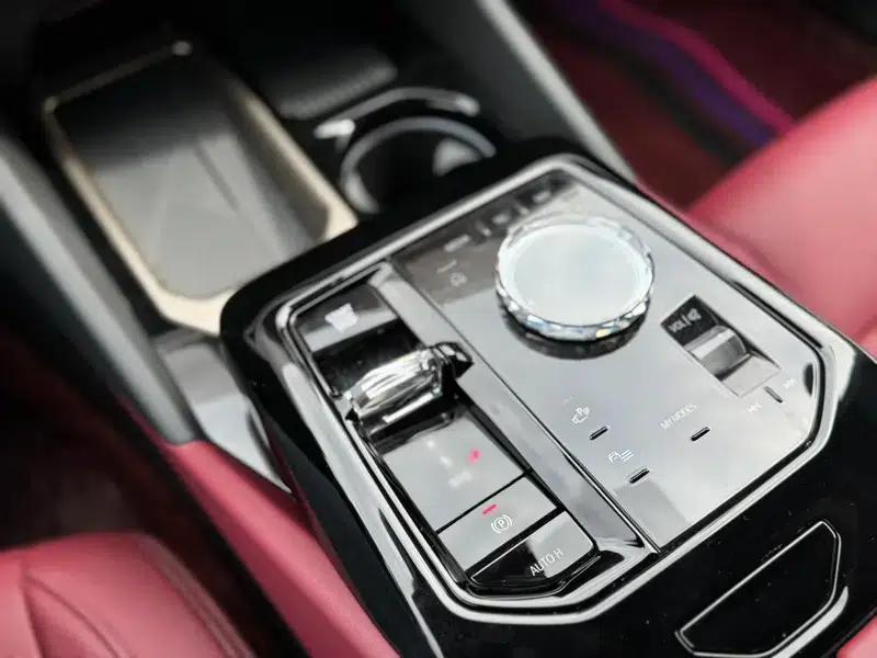 2025 BMW 5 Series 530Li Luxury M Sport Package — миниатюра 12