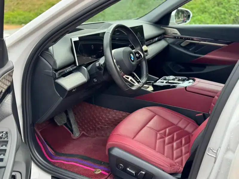 2025 BMW 5 Series 530Li Luxury M Sport Package — миниатюра 13