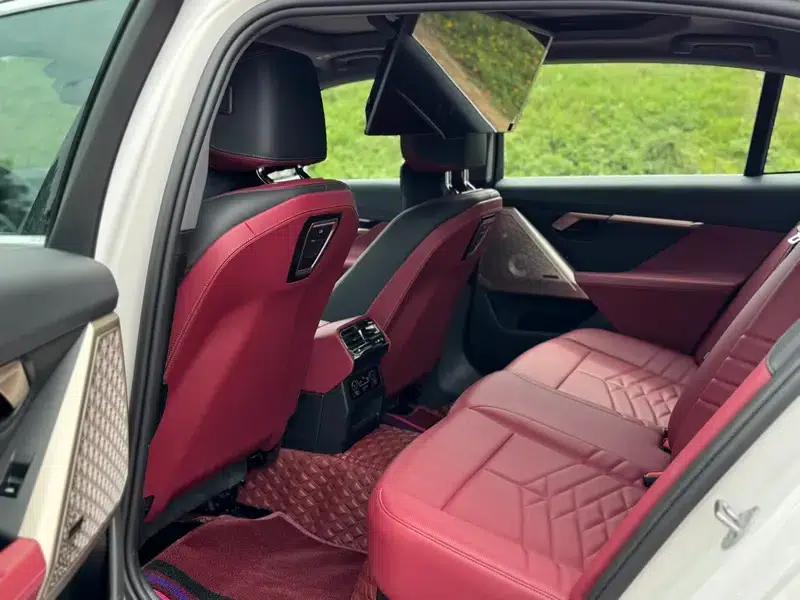 2025 BMW 5 Series 530Li Luxury M Sport Package — миниатюра 14
