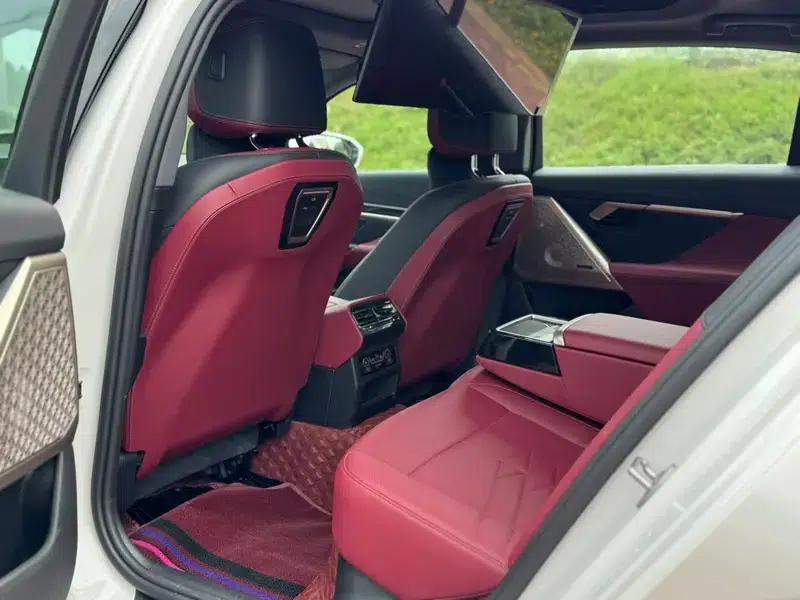 2025 BMW 5 Series 530Li Luxury M Sport Package — миниатюра 15