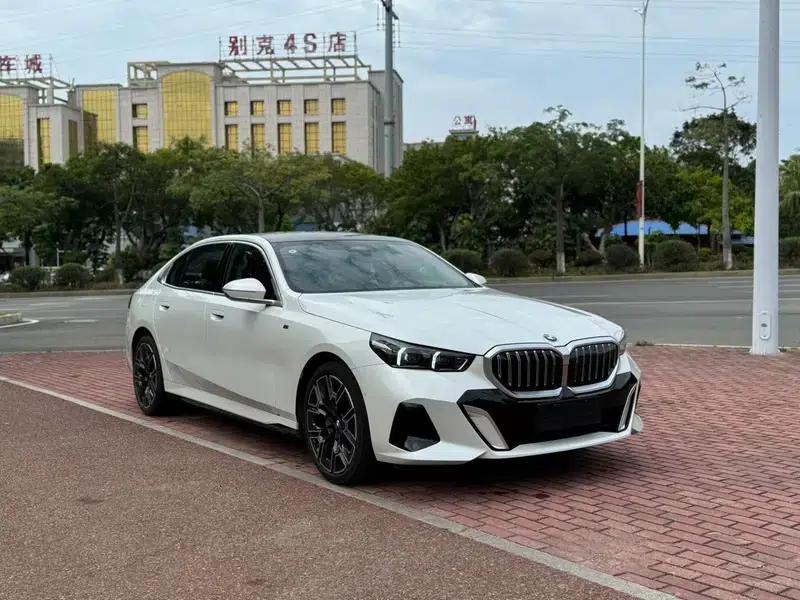 2025 BMW 5 Series 530Li Luxury M Sport Package — миниатюра 3