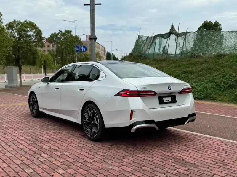 2025 BMW 5 Series 530Li Luxury M Sport Package — миниатюра 4