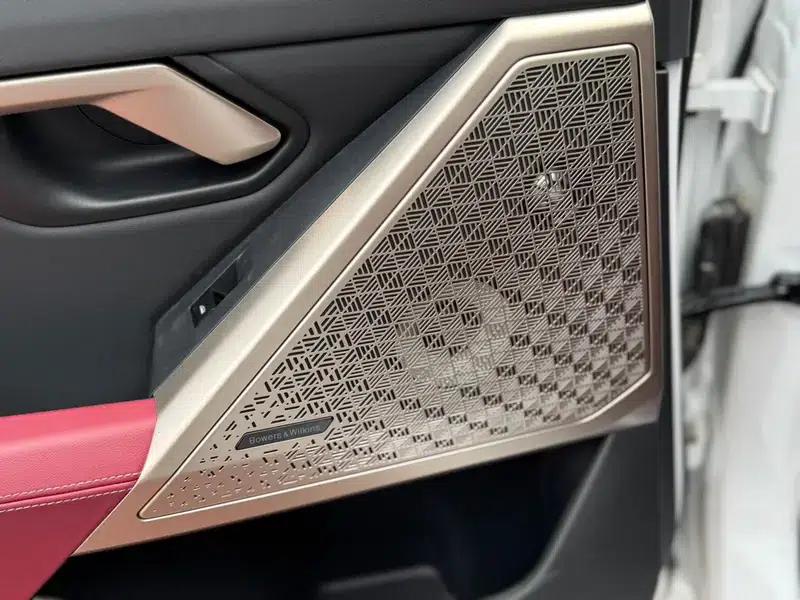 2025 BMW 5 Series 530Li Luxury M Sport Package — миниатюра 7