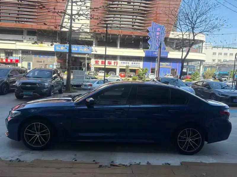 2021 BMW 5 Series 525Li M Sport Package — миниатюра 4