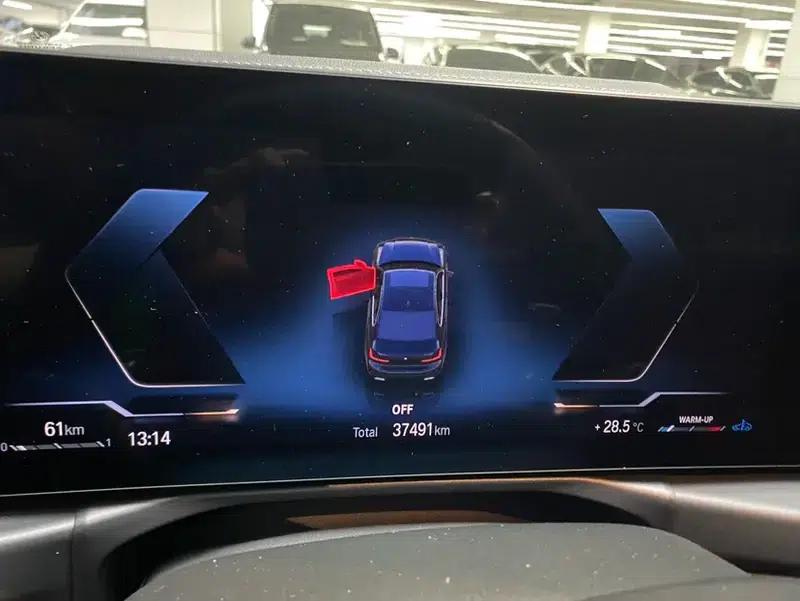 2023 BMW 3 Series 325i M Sport Package — миниатюра 10