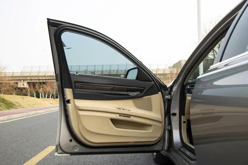 BMW 7 Series 2013 730Li Leading Edition — миниатюра 29