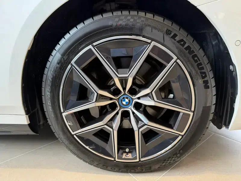 BMW i5 2024 eDrive35L M Sport Package — миниатюра 3
