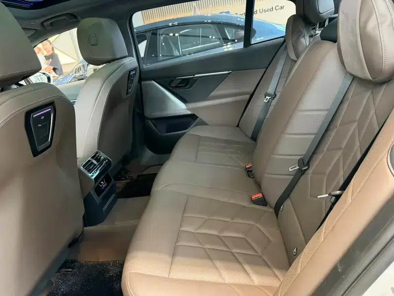 BMW i5 2024 eDrive35L M Sport Package — миниатюра 10