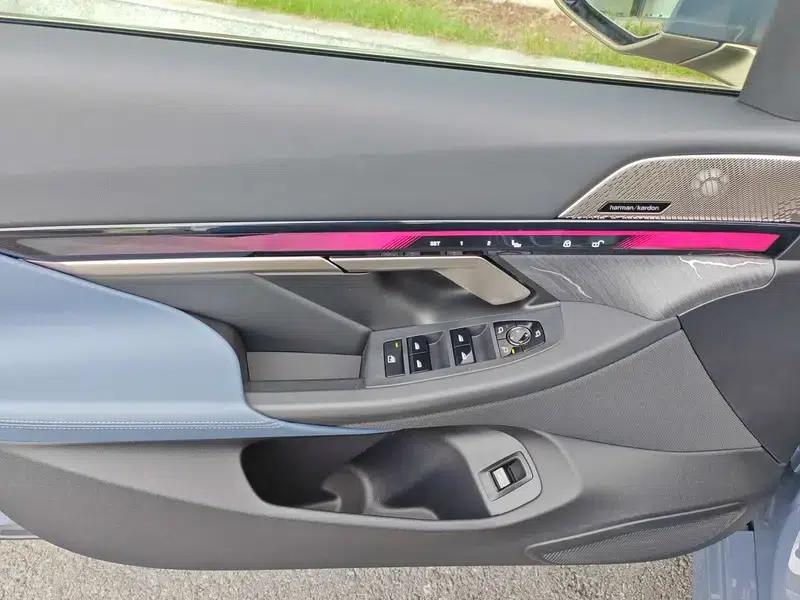 BMW i5 2024 eDrive35L Premium M Sport Package — миниатюра 17