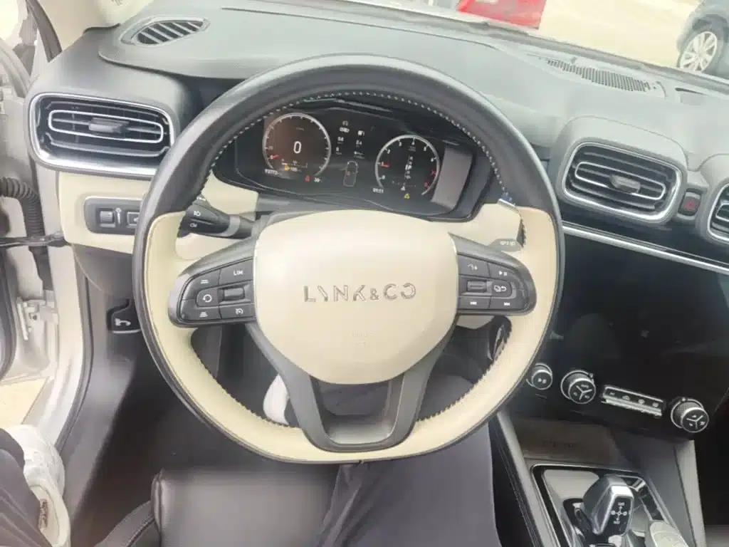 Lynk & Co 02 2019 2.0T Automatic 2WD Funky Music Edition — миниатюра 11