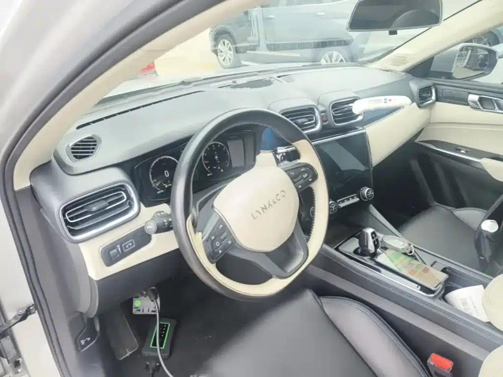 Lynk & Co 02 2019 2.0T Automatic 2WD Funky Music Edition — миниатюра 10