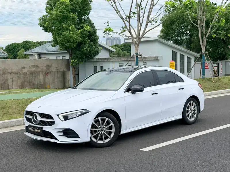 Mercedes-Benz A-Class 2021 A 200 L Sport Sedan Fashion Edition — миниатюра 1