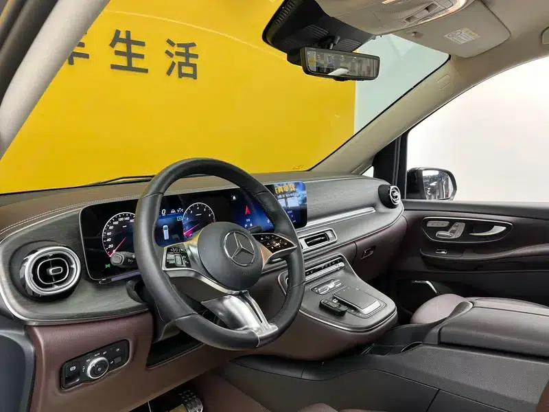 2024 Mercedes-Benz V-Class V 300 L Long Wheelbase Premium Edition — миниатюра 28