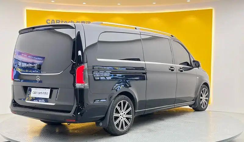 2024 Mercedes-Benz V-Class V 300 L Long Wheelbase Premium Edition — миниатюра 4