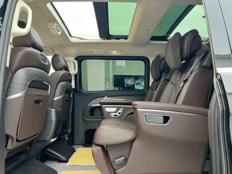 2024 Mercedes-Benz V-Class V 300 L Long Wheelbase Premium Edition — миниатюра 31