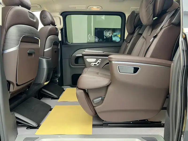 2024 Mercedes-Benz V-Class V 300 L Long Wheelbase Premium Edition — миниатюра 32