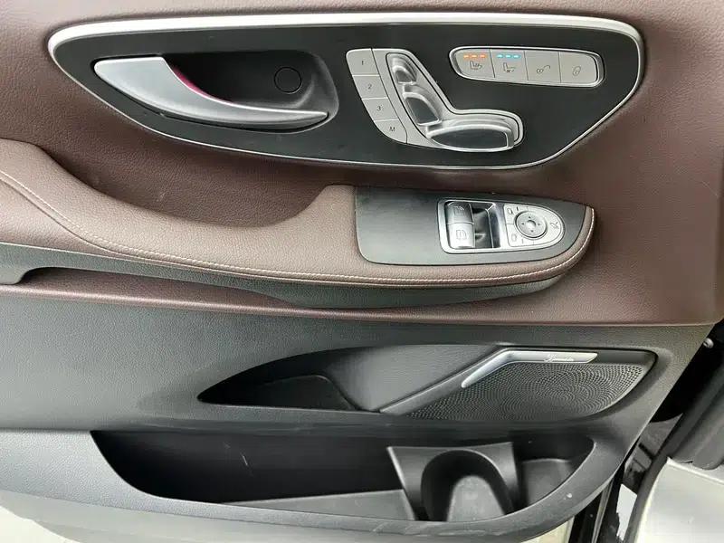 2024 Mercedes-Benz V-Class V 300 L Long Wheelbase Premium Edition — миниатюра 33