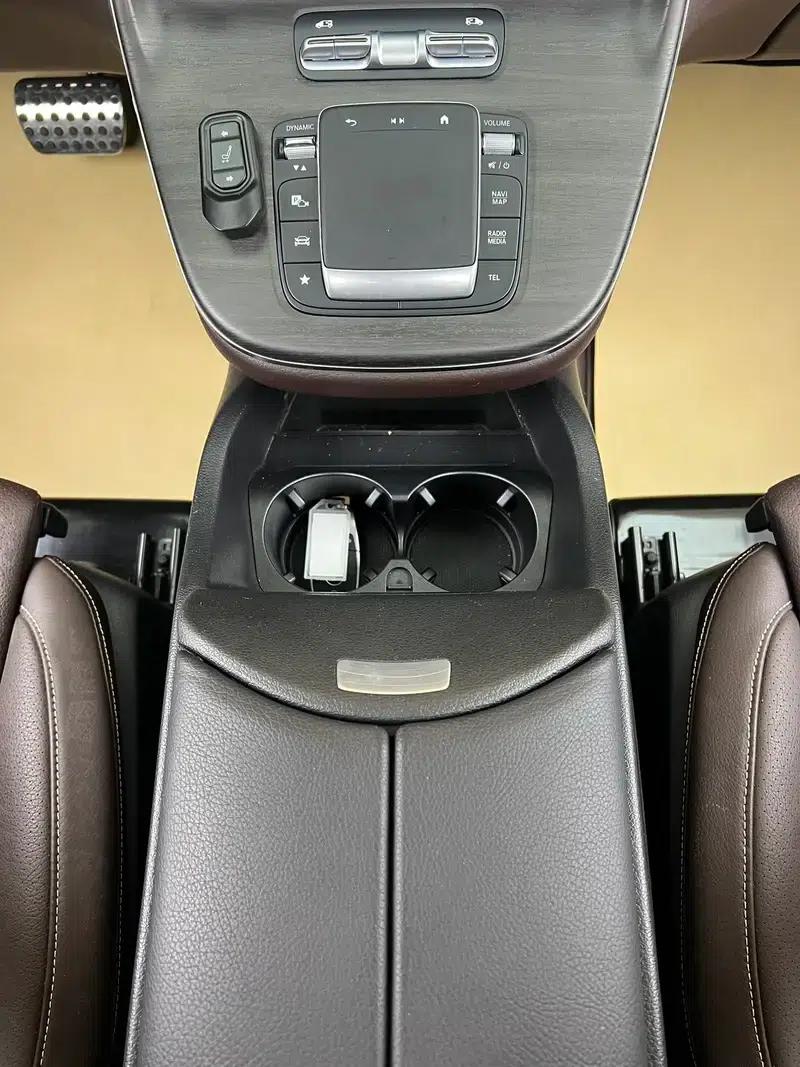2024 Mercedes-Benz V-Class V 300 L Long Wheelbase Premium Edition — миниатюра 5