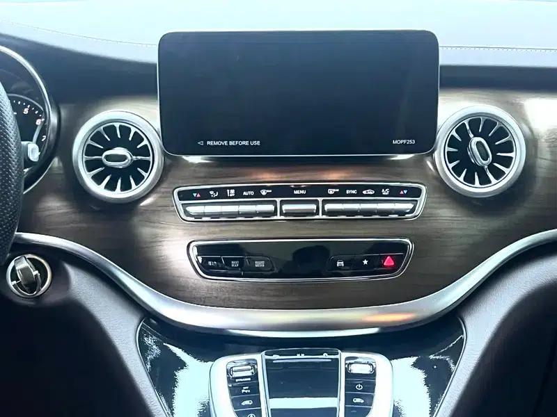 Mercedes-Benz V-Class 2022 V 260 L Long Wheelbase Premium Edition — миниатюра 17