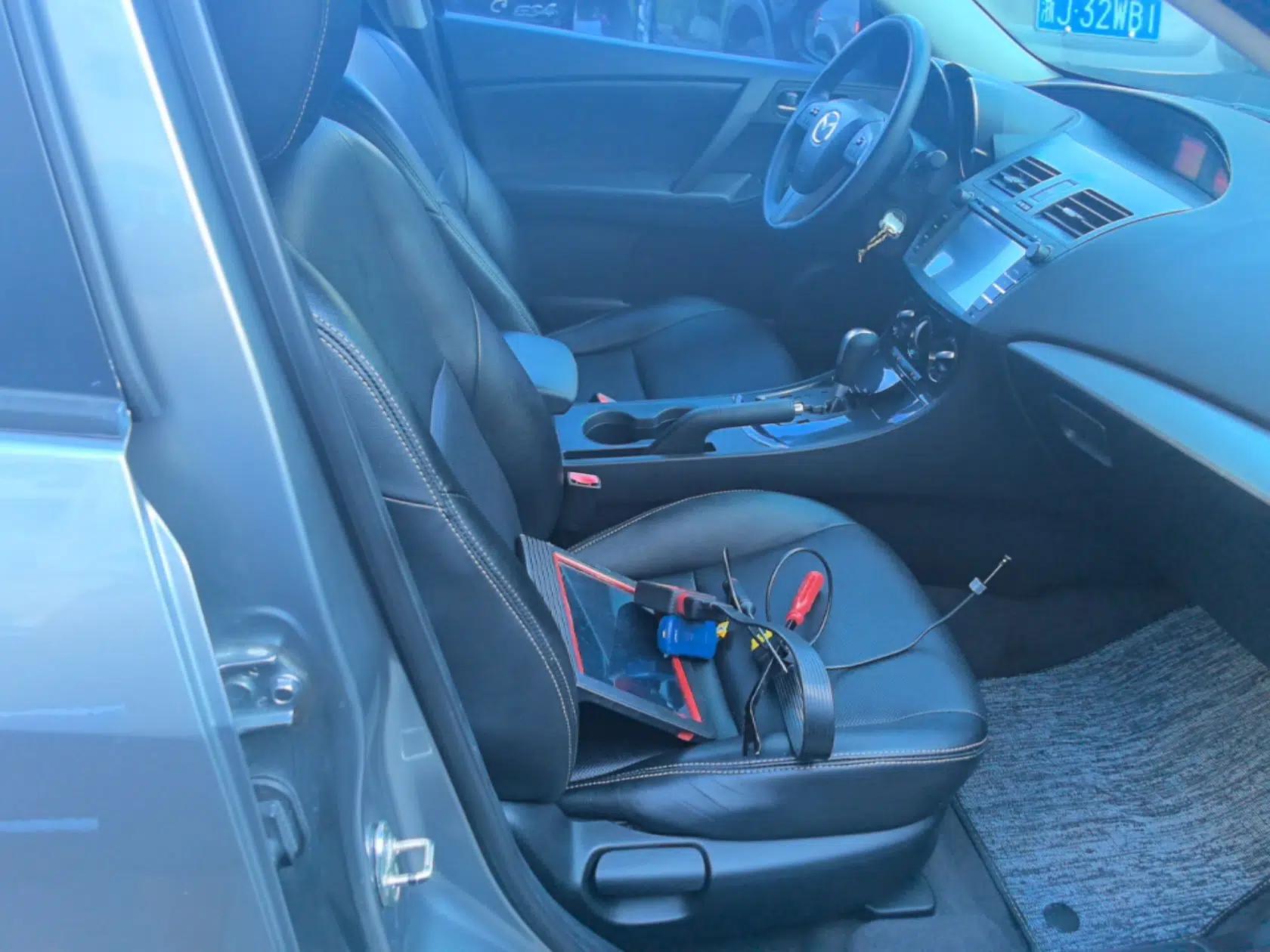Mazda 3 2015 Sedan 1.6L Automatic Elite Model — миниатюра 19