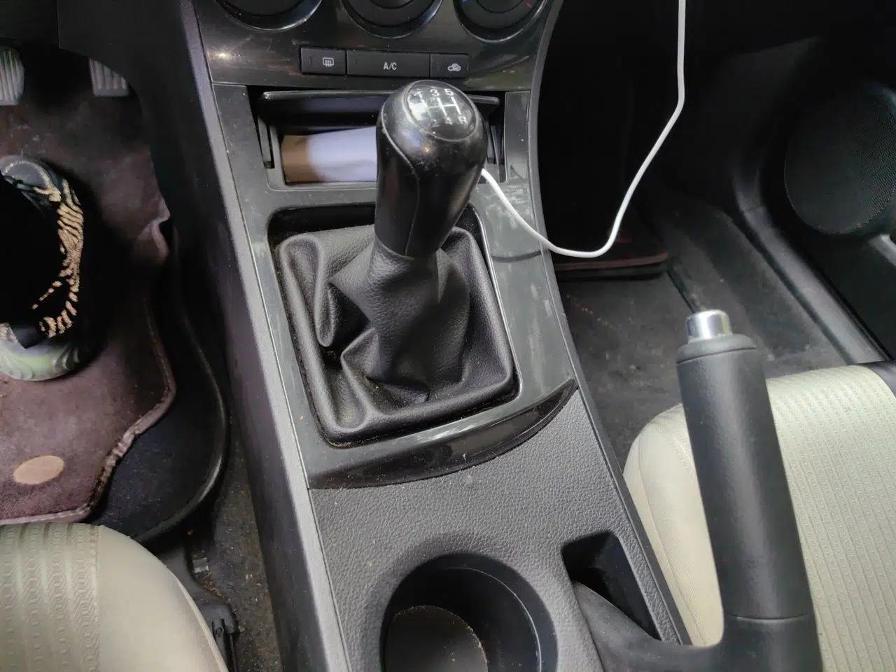 Mazda 3 2015 Sedan 1.6L Manual Comfort Model — миниатюра 11