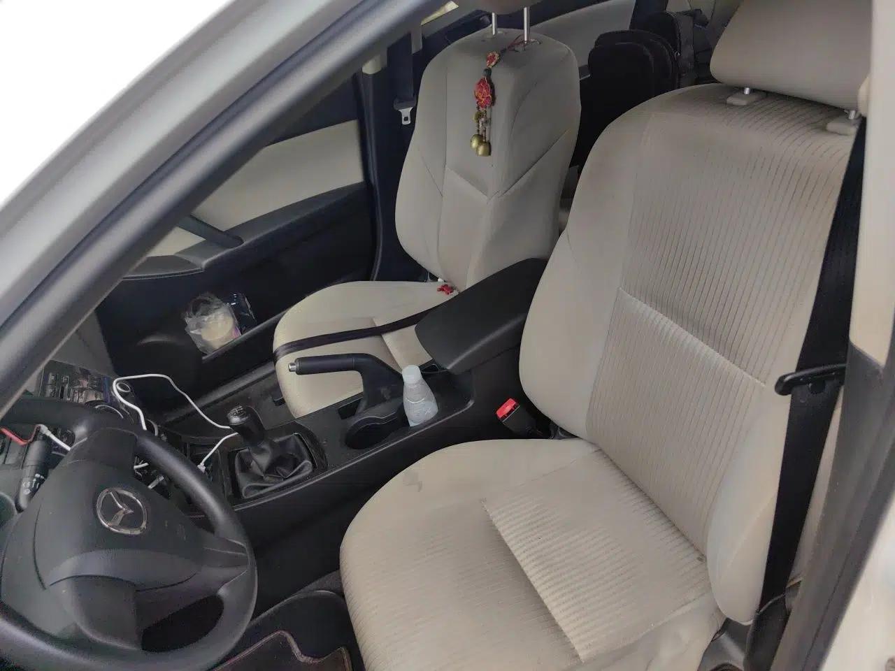 Mazda 3 2015 Sedan 1.6L Manual Comfort Model — миниатюра 12
