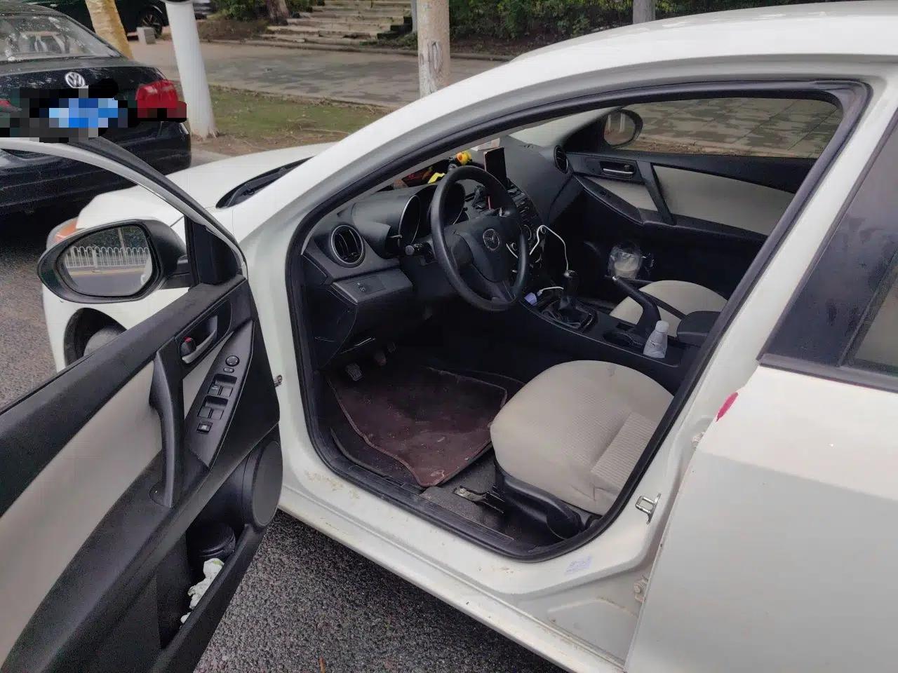 Mazda 3 2015 Sedan 1.6L Manual Comfort Model — миниатюра 13