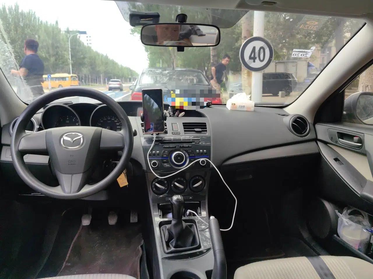 Mazda 3 2015 Sedan 1.6L Manual Comfort Model — миниатюра 15