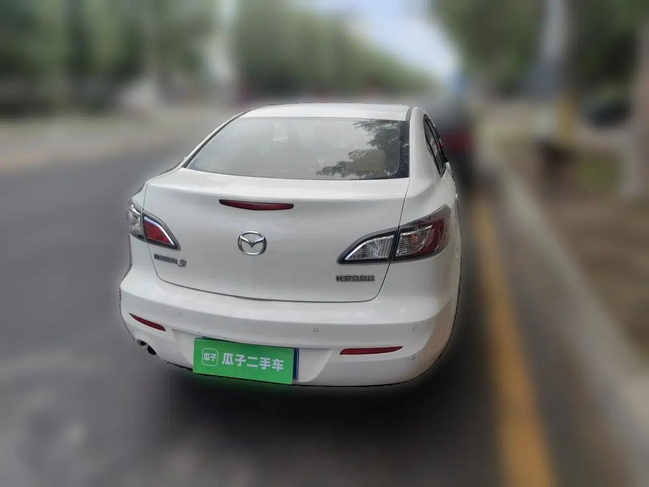 Mazda 3 2015 Sedan 1.6L Manual Comfort Model — миниатюра 3