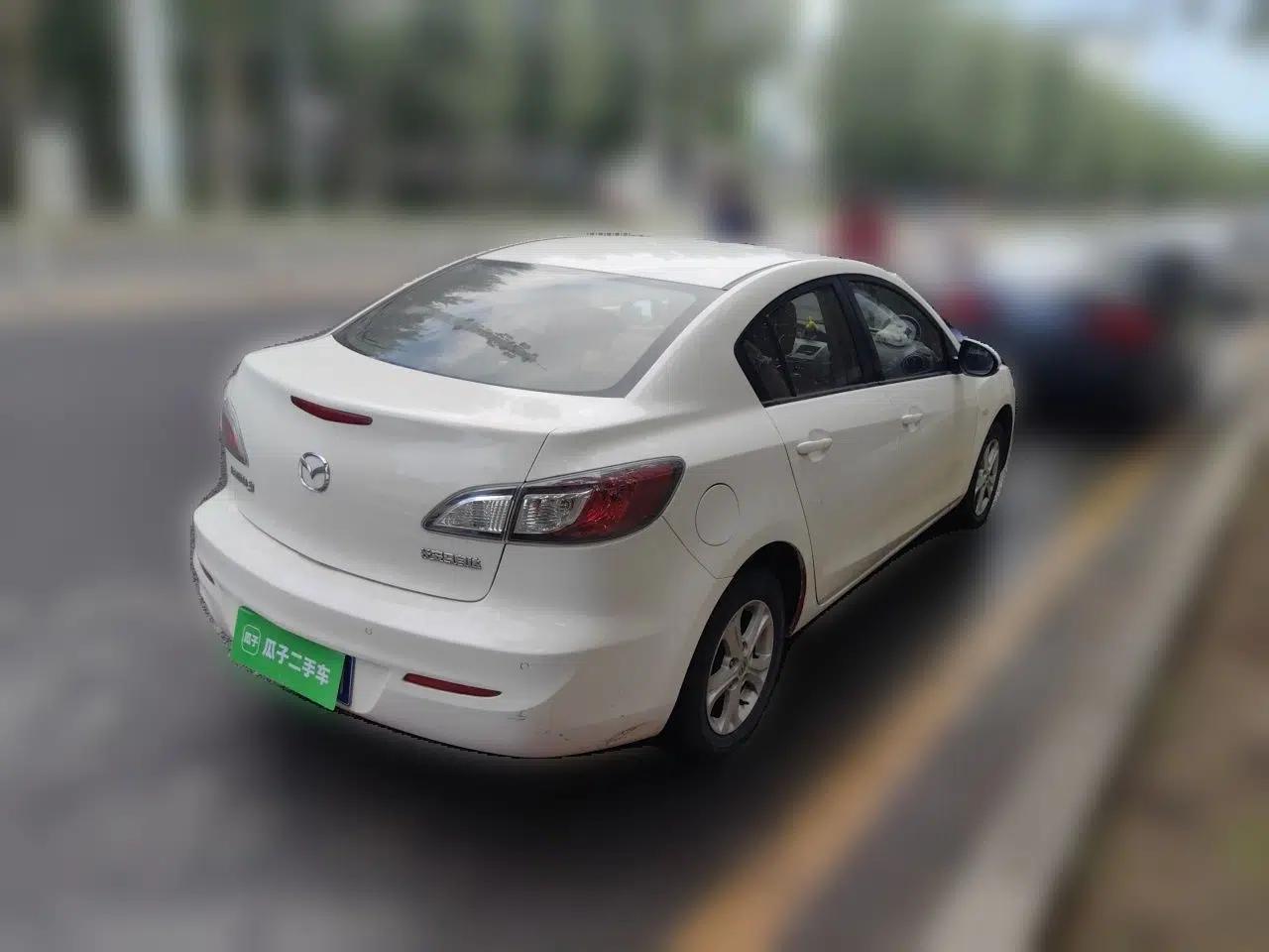 Mazda 3 2015 Sedan 1.6L Manual Comfort Model — миниатюра 4
