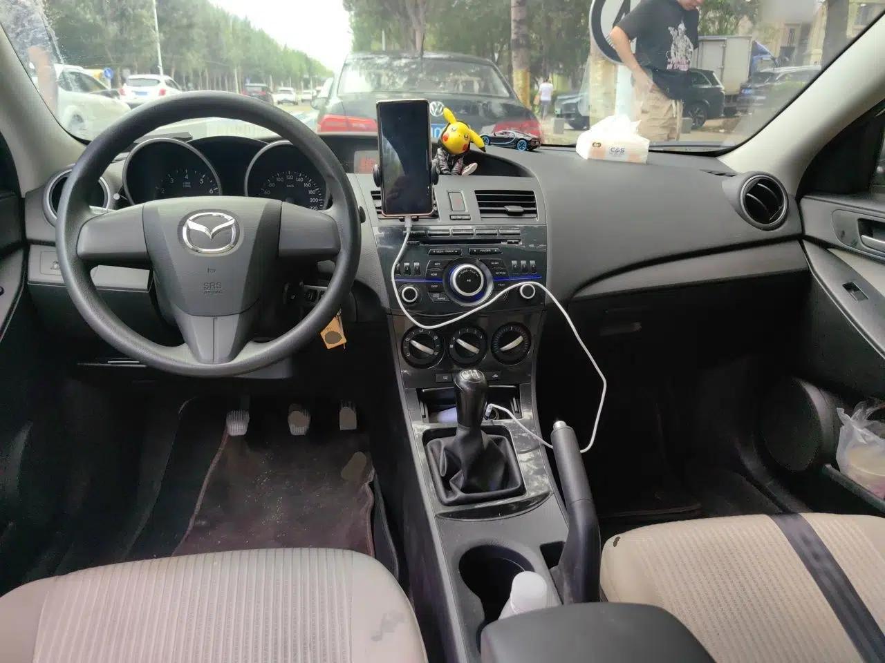 Mazda 3 2015 Sedan 1.6L Manual Comfort Model — миниатюра 6
