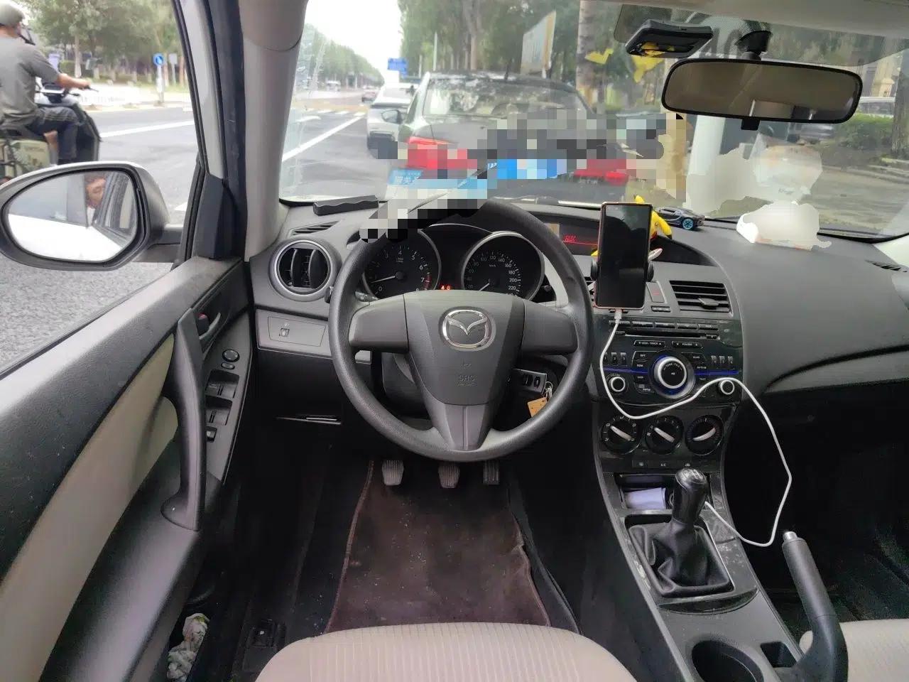Mazda 3 2015 Sedan 1.6L Manual Comfort Model — миниатюра 7